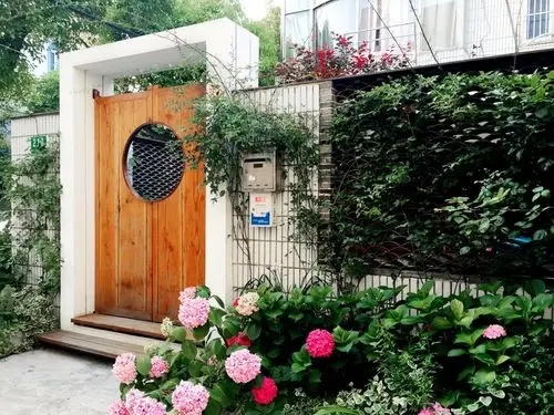 2020-08-11 · 居时尚 分享到 2 跟贴 一楼20到30平方米的小院该怎么