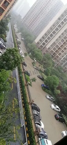 新城域一下雨就淹,现在外面雨大的瑟瑟发抖