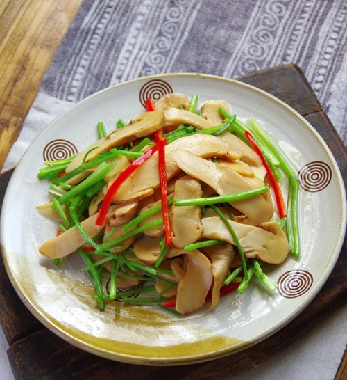 芫爆松茸的做法