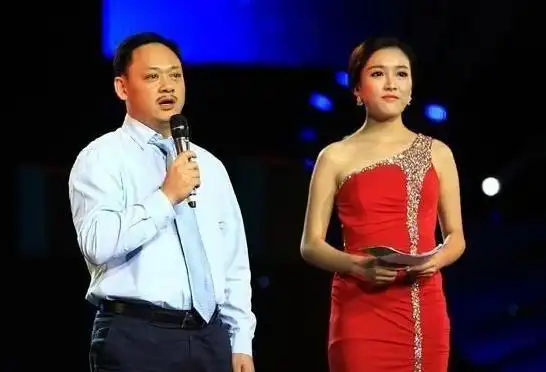 举重奥运冠军占旭刚,退役后迎娶初恋美女空姐,如今现状如何了?