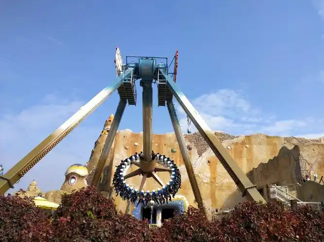 在路上我们又看到了大摆锤是360度旋转的,上面的同学可真勇敢.