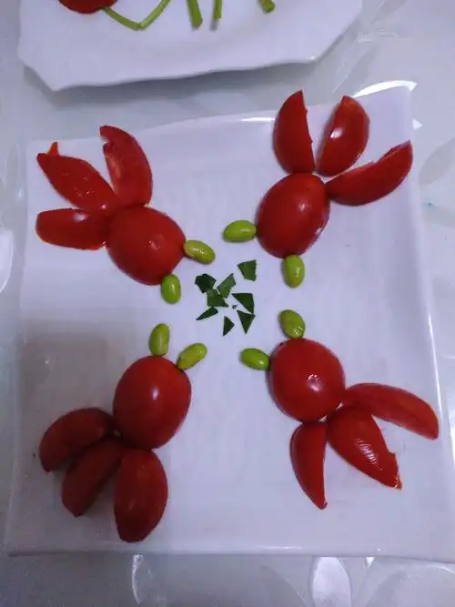 看我用西红柿,青豆摆的四只小金鱼漂亮吗