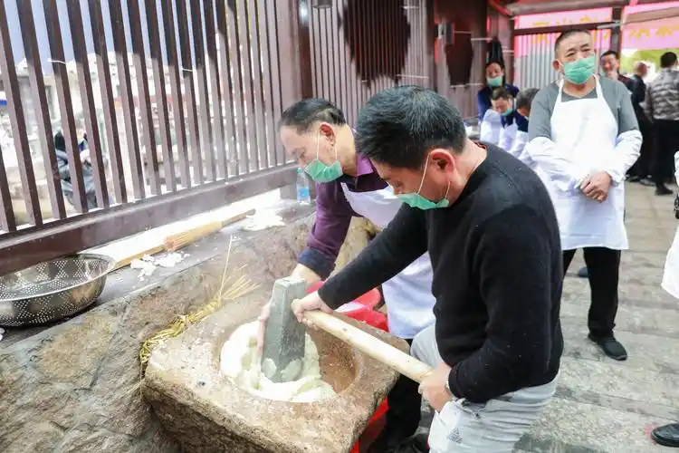 写美篇  捣年糕是中华民族文化遗产,具有悠久的历史,为弘扬传统文化