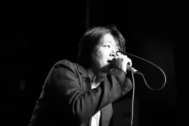 歌手老狼老狼和郁冬的友谊深厚,他疼惜郁冬的敏感和善良,这造就了他