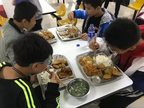 餐厅科学管理学生文明就餐享受可口美食西安经开第二中学餐厅就餐秩序