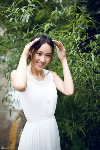 屈玥夏日清凉写真曝光 白裙装清新惹人怜