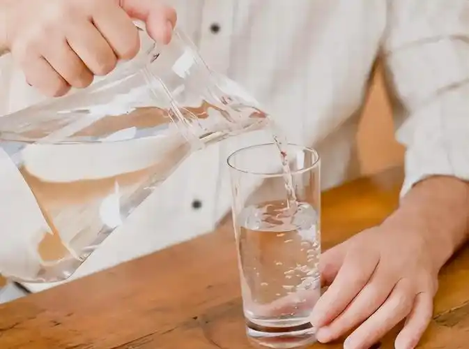 坚持喝水一个月的好处 一天2000ml水对肾负担大不大_晶羽科技