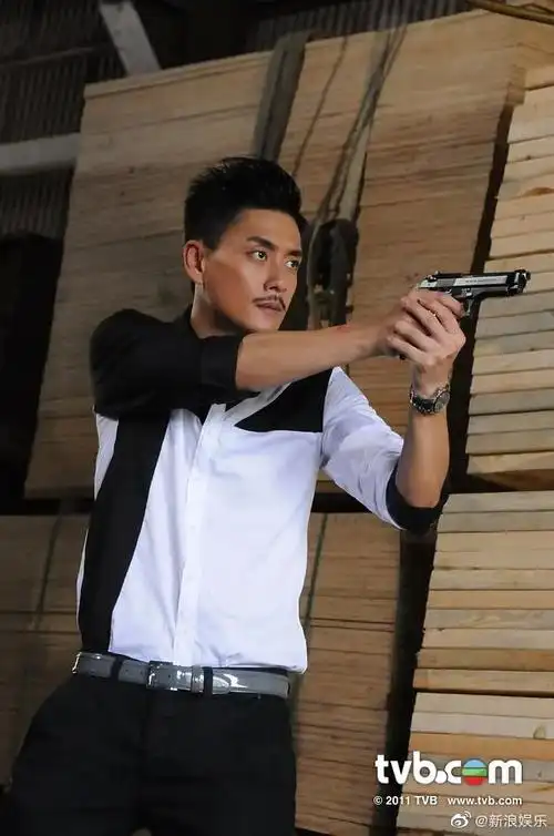 旧爱浪#2011年,黄宗泽在《潜行狙击》中饰演"跛co"苏星柏,聪明绝顶