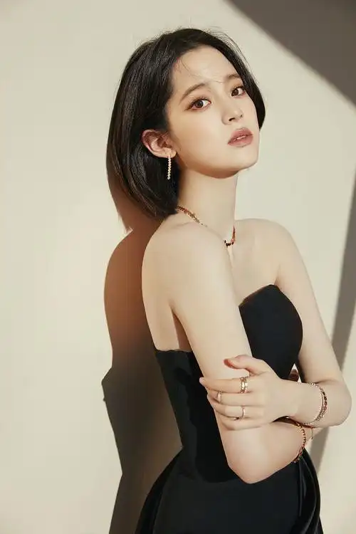 欧阳娜娜简约抹胸黑裙秀优越天鹅颈俏丽短发映衬明眸气质满分