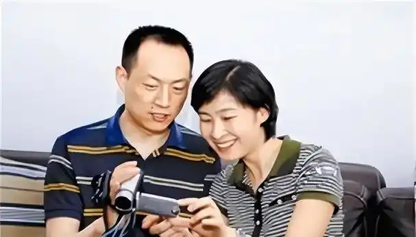 身着婚纱的刘洋一反常态,像个小女孩一样,温顺甜蜜地依偎在张华的身旁