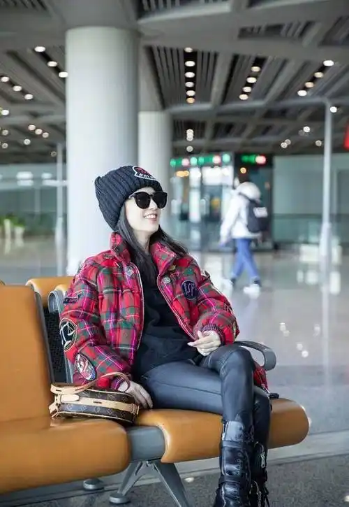 黄圣依一看就是生活幸福的样子,机场凹造型好自信,牛奶肌太晃眼