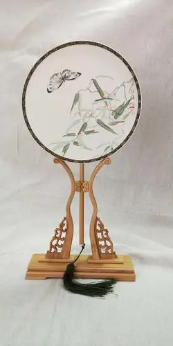 一枝秾艳留教住,几处春风借与飞.(雅鹤蝶恋花系列团扇作品)