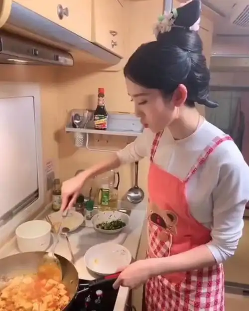 出得厅堂入得厨房唐艺昕拍戏做饭两不误成全能老婆张若昀真是好福气