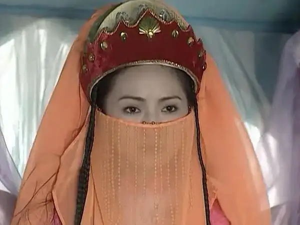 不过那时候扮演香妃娘娘的时候确实是楚楚动人掳获人心,她的出现真是