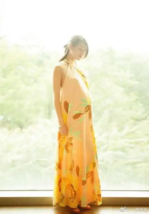 胡杏儿太拼了挺7月大孕肚拍杂志短发利落真有女强人感觉