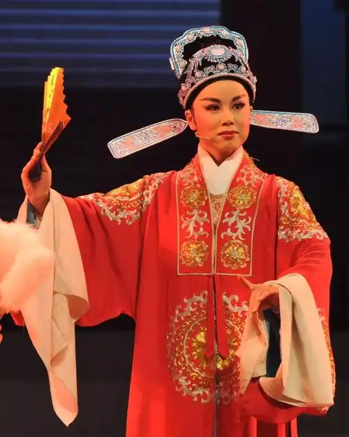 越剧《天雨花》饰演左维民越剧《山河恋》饰演曹国公子竺小招,殷瑞芬