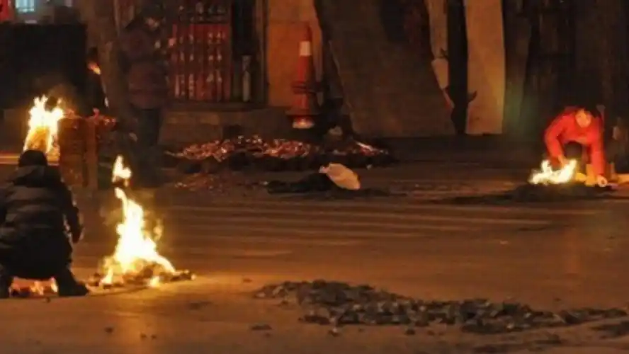 白岩松曾评清明扫墓禁烧冥纸冥币法无禁止即可为