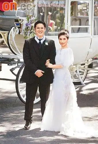 婚礼上的陈子聪与何超仪(资料图片)夫妇俩婚后恩爱(资料图片)夫妇俩形