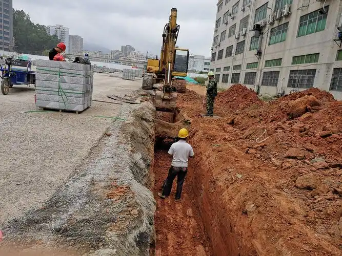 南方明珠开挖给水管沟,开挖50米,挖机一台.