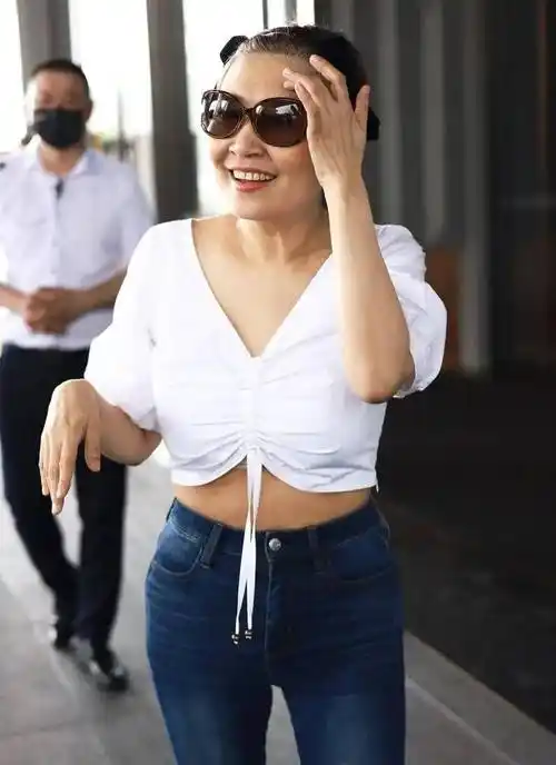 张蔷下巴穿露脐装配牛仔裤毫无赘肉,摘下假发太惊艳