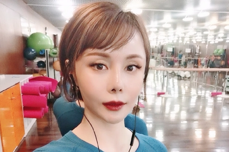 原创 还记得央视主持朱晓琳吗?曾因穿衣被质疑,如今40岁默默无闻