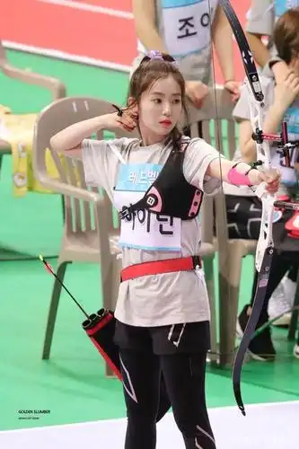 韩国人气美女裴珠泫参加射箭比赛,矫健的身姿靓丽动人