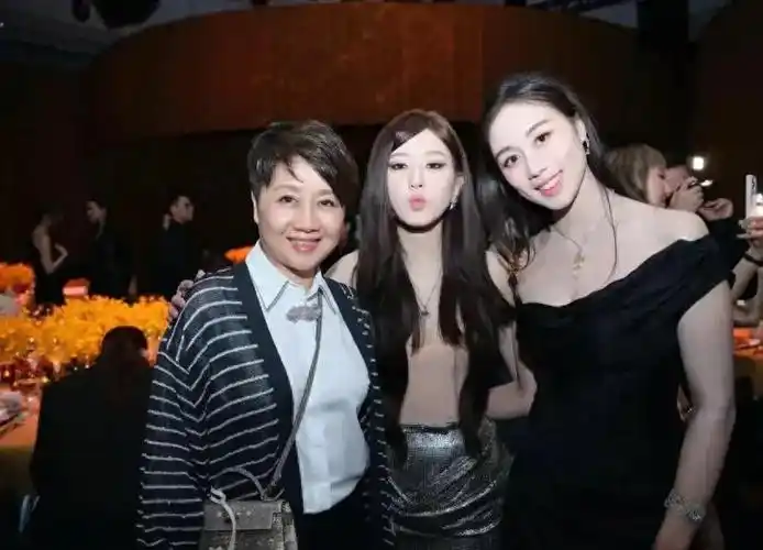 何超琼梁安琪罕见同框两人依偎合影关系亲密笑靥如花状态超好