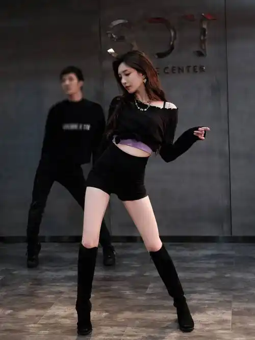 很多场合当中都可以用来凹造型,就像江疏影选择这种时尚的黑色长筒靴