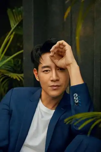 陈正飞在京拍摄某杂志,绅士依旧,更添儒雅