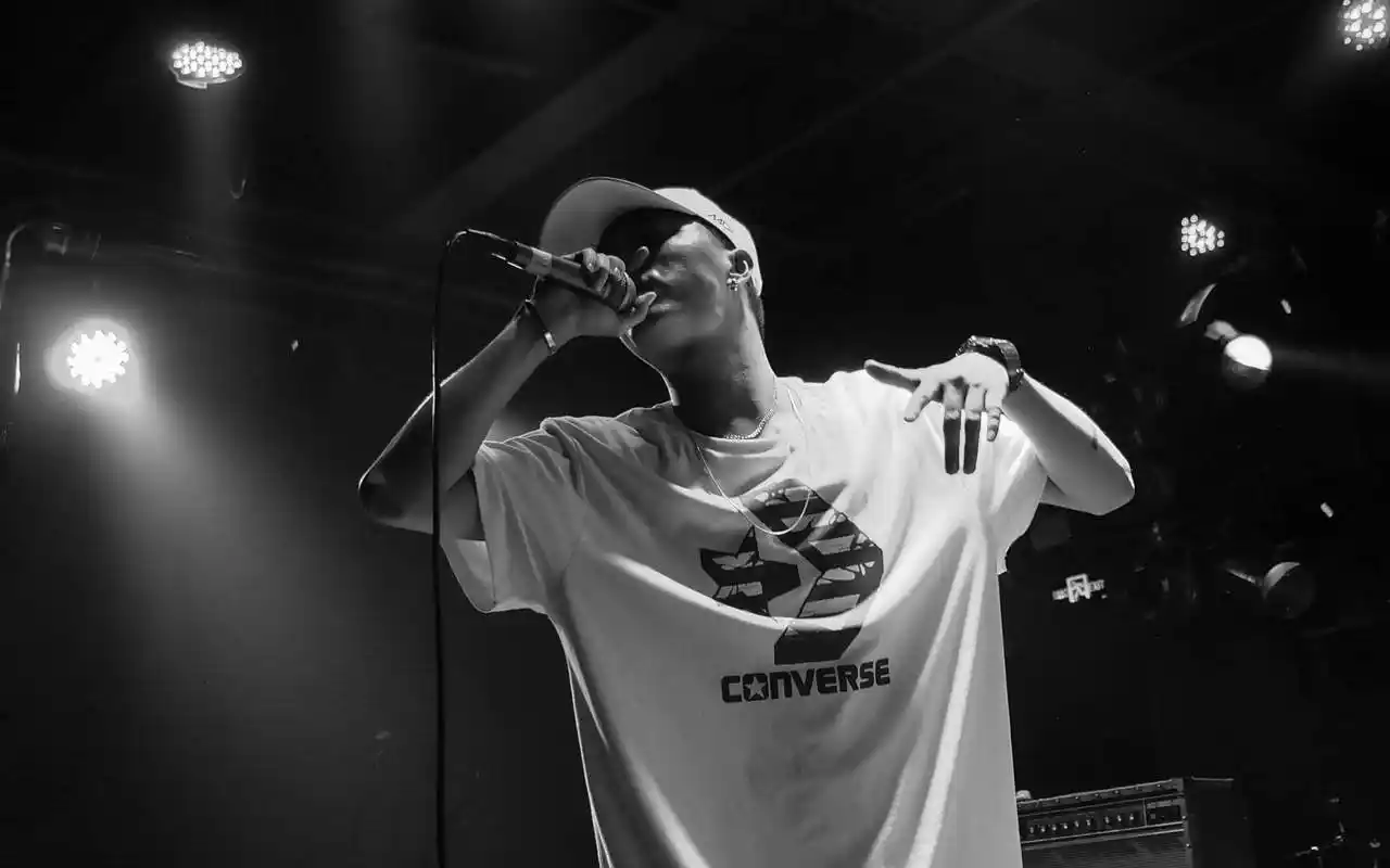 jony j不仅嘻哈唱得好,衣品和发型也是超酷的,除了最后一张