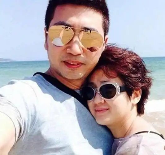 苏麻喇姑朱娜是嫁给了这个男人,是个歌手,两人的女儿都已经10岁了