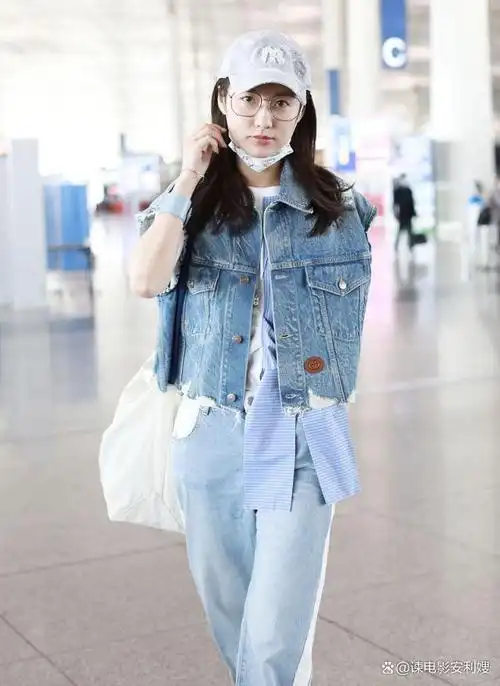 吕一罕见获老公接机,穿衣默契却无交流,钱泳辰拖行李全程高冷