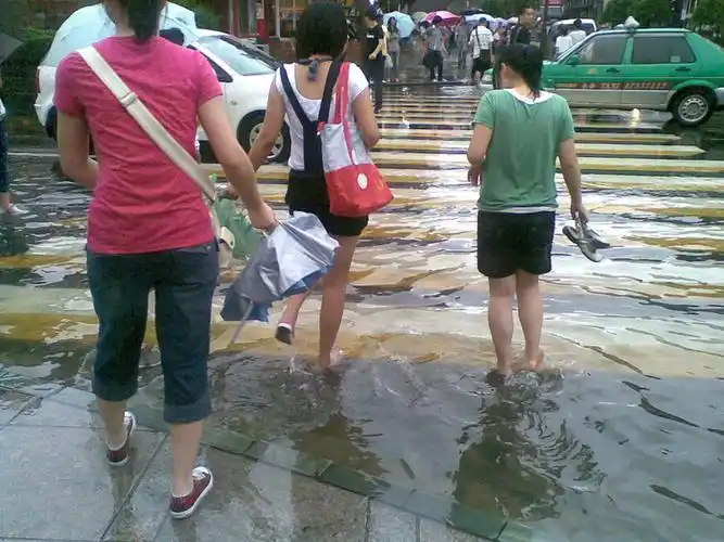 水没到脚踝了