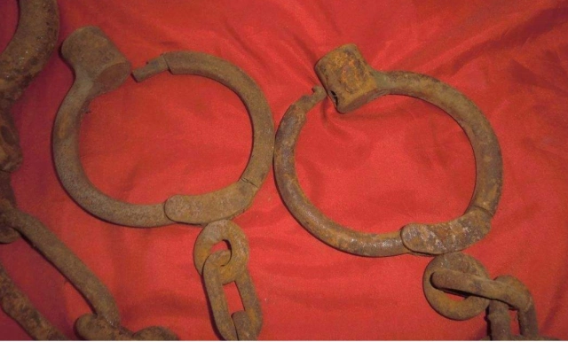 如果是严重的案件 带上手铐脚链都不为过 这样可以限制犯人的移动 省