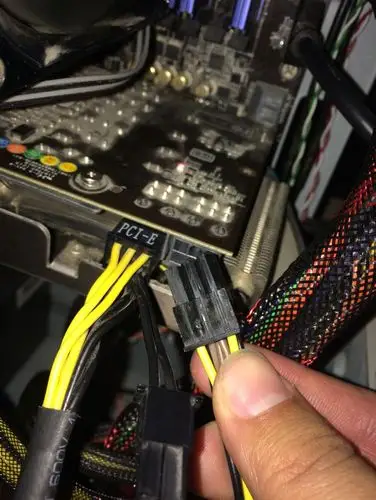 插上显卡的电源插头就开不了机器.