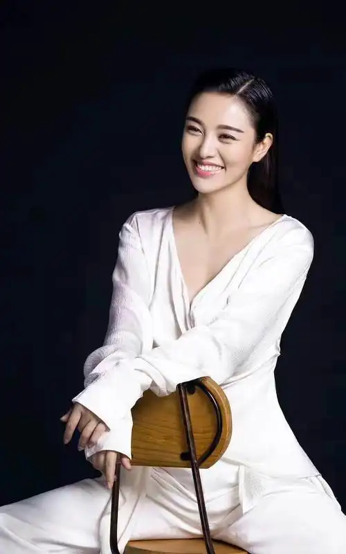 女演员郑清文,优雅迷人!__财经头条