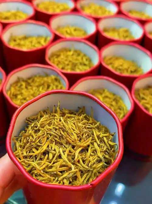 金骏眉:极品全黄芽小金牙,每一颗芽都是精选最嫩的芽心,大小匀整