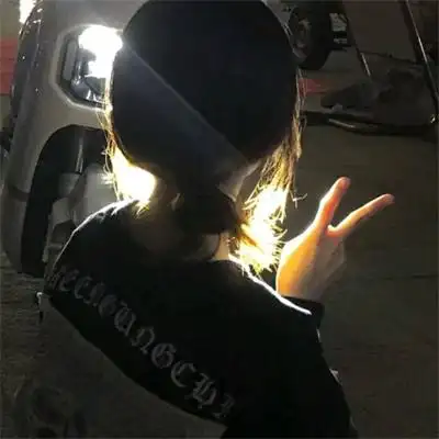 不露脸背影头像黑色 小仙女不露脸背影头像