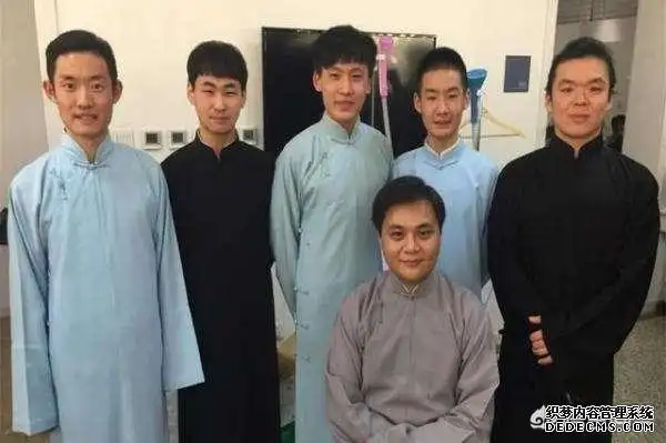 娱乐   张德燕是张文顺先生的女儿,拜师李文山先生,很少登台,主要从事