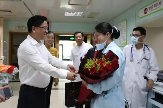 今天一大早,区卫生健康局党委书记,局长童云龙到区人民医院,区中医