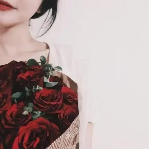 女生拿鲜花唯美头像 女生头像图片大全 -【爱个性】