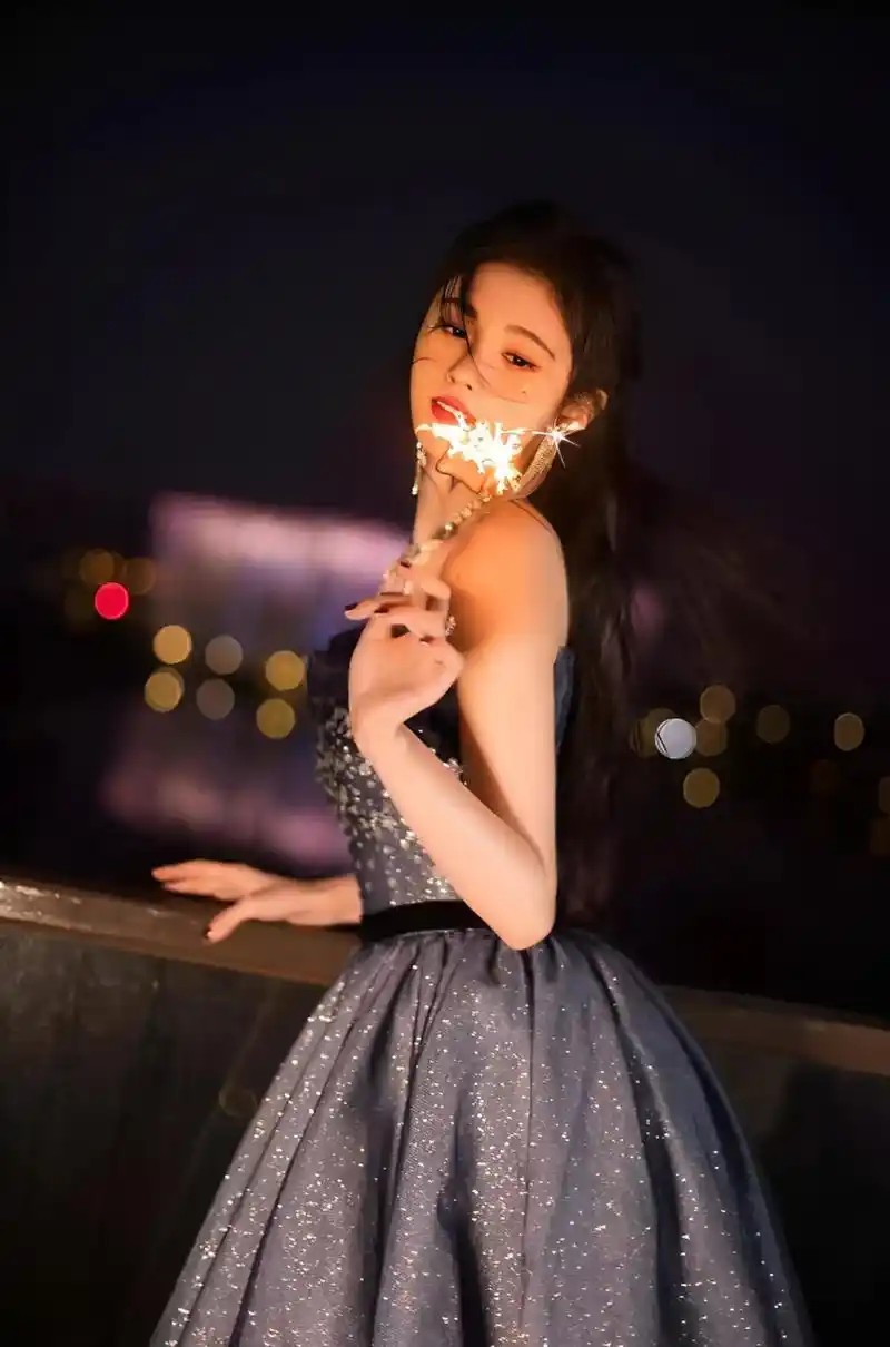 着迷于鞠婧祎,身穿深蓝色缀满星星的礼服放烟花,着实透着明星范.