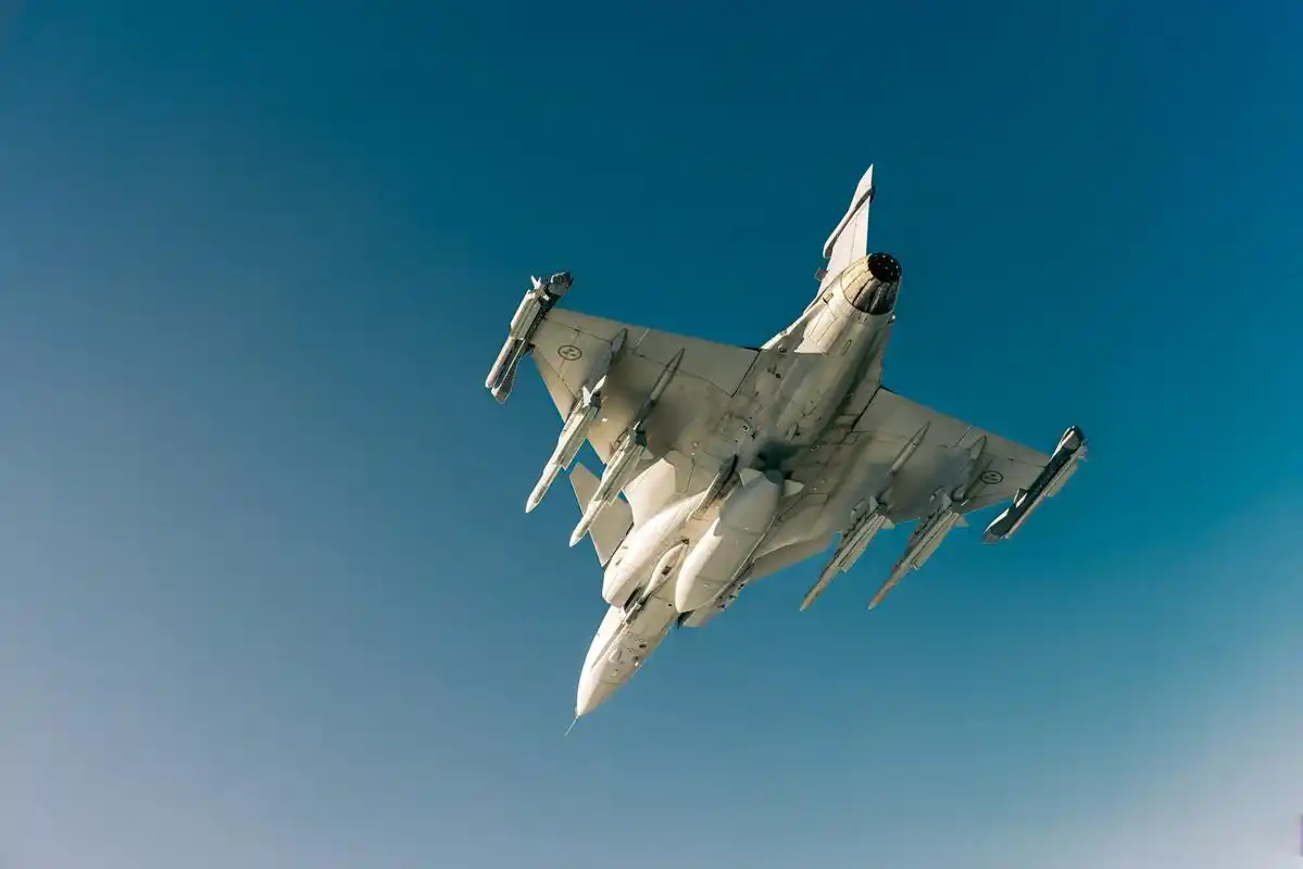 鹰狮e战斗机的新后缘升降副翼增加了机翼面积,官方解释是为了提高该机