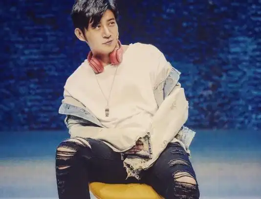 高晓攀毕业于中国戏曲学院相声大专班,自幼随相声表演艺术家冯宝华