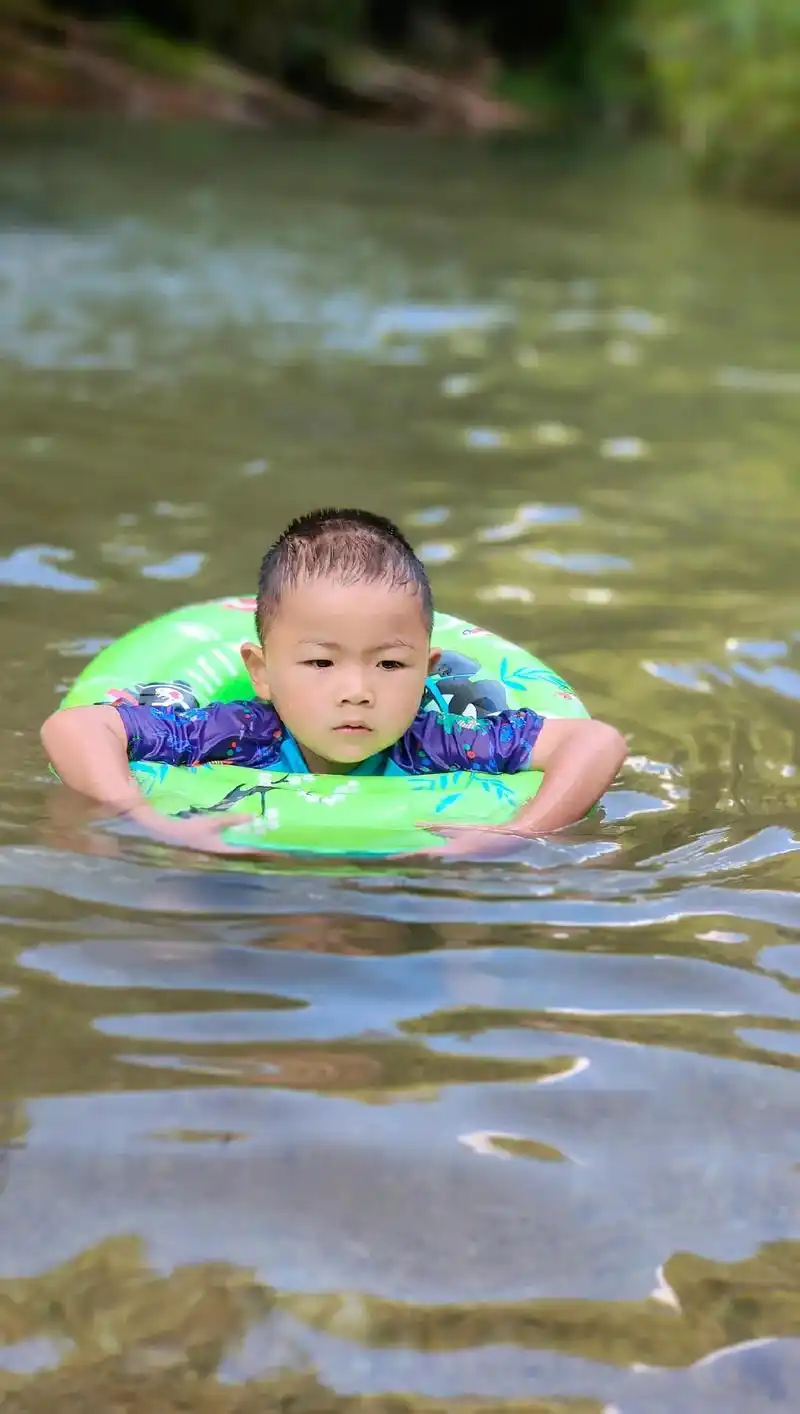 天天玩水就是有点费皮肤一家三口肤色变黑3度