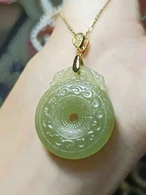 天然和田玉青黄口且末蓝双面雕吊坠