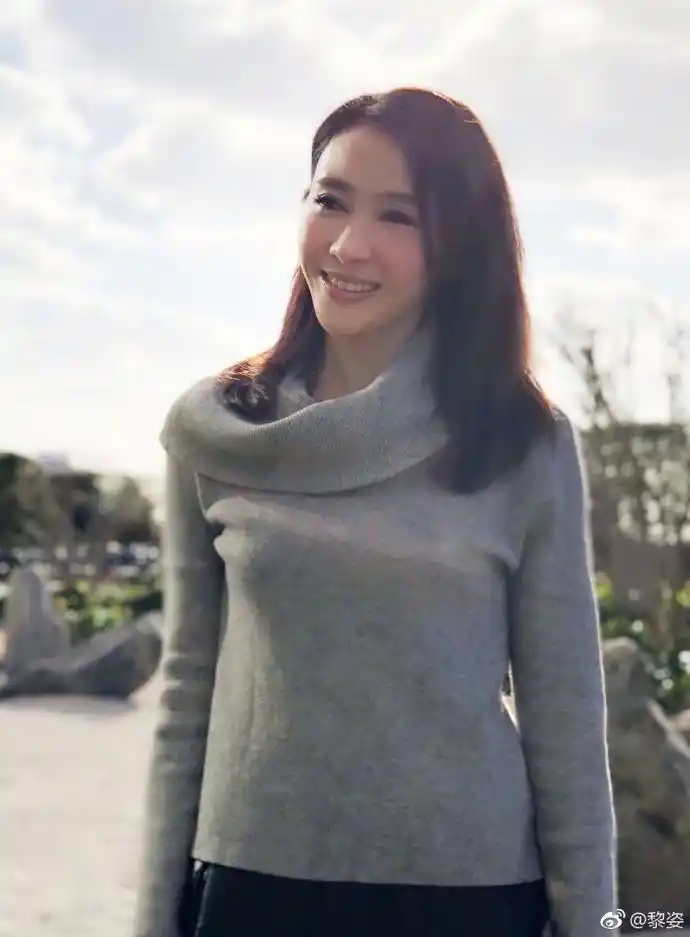 组图:黎姿晒美照庆祝妇女节 送"鸡汤"祝大家心灵成熟又可爱