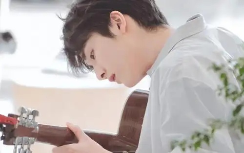 回车桌面>电脑壁纸>明星>大陆明星>邻家大男孩张新成阳光文艺时尚迷人