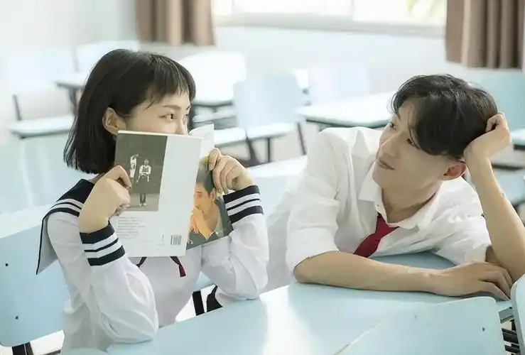 男同桌暗恋女同桌的表现(这些肢体动作说明他在暗恋你)-心语百科