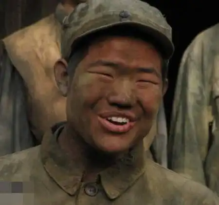 微信80嘎子拿枪指人表情包非常好玩有趣的背景图作品性福宝